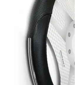 Cubre Volante Micro Perforado con Aplique Cromado